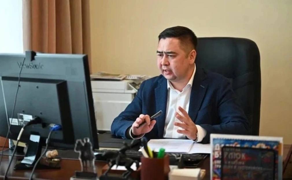 Радий Хабиров назначил Азата Бадранова и о ректора БАГСУ Глава Башкирии Радий Хабиров назначил Азата Бадранова исполняющим обязанности ректора Башкирской академии государственной службы и управления БАГСУ при главе республики Об этом он объявил на оперативном совещании в правительстве в понедельник 27 октября Ранее Бадранов занимал должность первого заместителя руководителя администрации главы региона по внутренней политике Данияр Абдрахманов занимавший пост ректора БАГСУ назначен помощником главы региона Я скрывать не буду Данияр Мавлиярович займет должность заместителя администрации главы по политической работе у него опыт большой желаем успехов сказал Радий Хабиров Кроме того он объявил о назначении своим пресс секретарем Дениса Ганиева ранее занимавшего пост заммэра Уфы и курировавшего пресс службу в городской администрации Также Хабиров сообщил о назначении бывшего мэра Сибая Азамата Юлдашбаева замминистра семьи труда и социальной защиты населения Башкирии РБК УФА