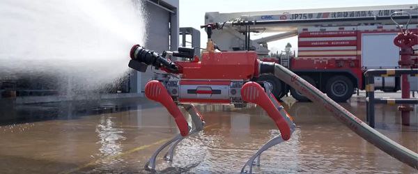 Робопсы-пожарные из Китая тушат огонь с расстояния 60 метров Китайская компания Unitree представила усовершенствованных четвероногих роботов-спасателей, способных работать в экстремальных условиях. Первые два робота уже поступили на службу в пожарную команду города Циндао и могут использоваться при тушении лесных и промышленных пожаров. Эти роботы сделаны из прочных металлических сплавов и оснащены системой водяного охлаждения, что позволяет им долго работать в опасной среде с пылью и высокой температурой. Водяная пушка, интегрированная в корпус, способна стрелять водой или пеной на расстояние до 60 м с расходом 40 л/с. Водяная пушка поднимается и опускается в диапазоне от 5 до 85 градусов. Это обеспечивает мощную струю с большой скоростью и силой. Специальный механизм осушения сливает всю воду за секунду, что позволяет быстро подготовить пушку к работе. По материалам сайта "Хайтек"