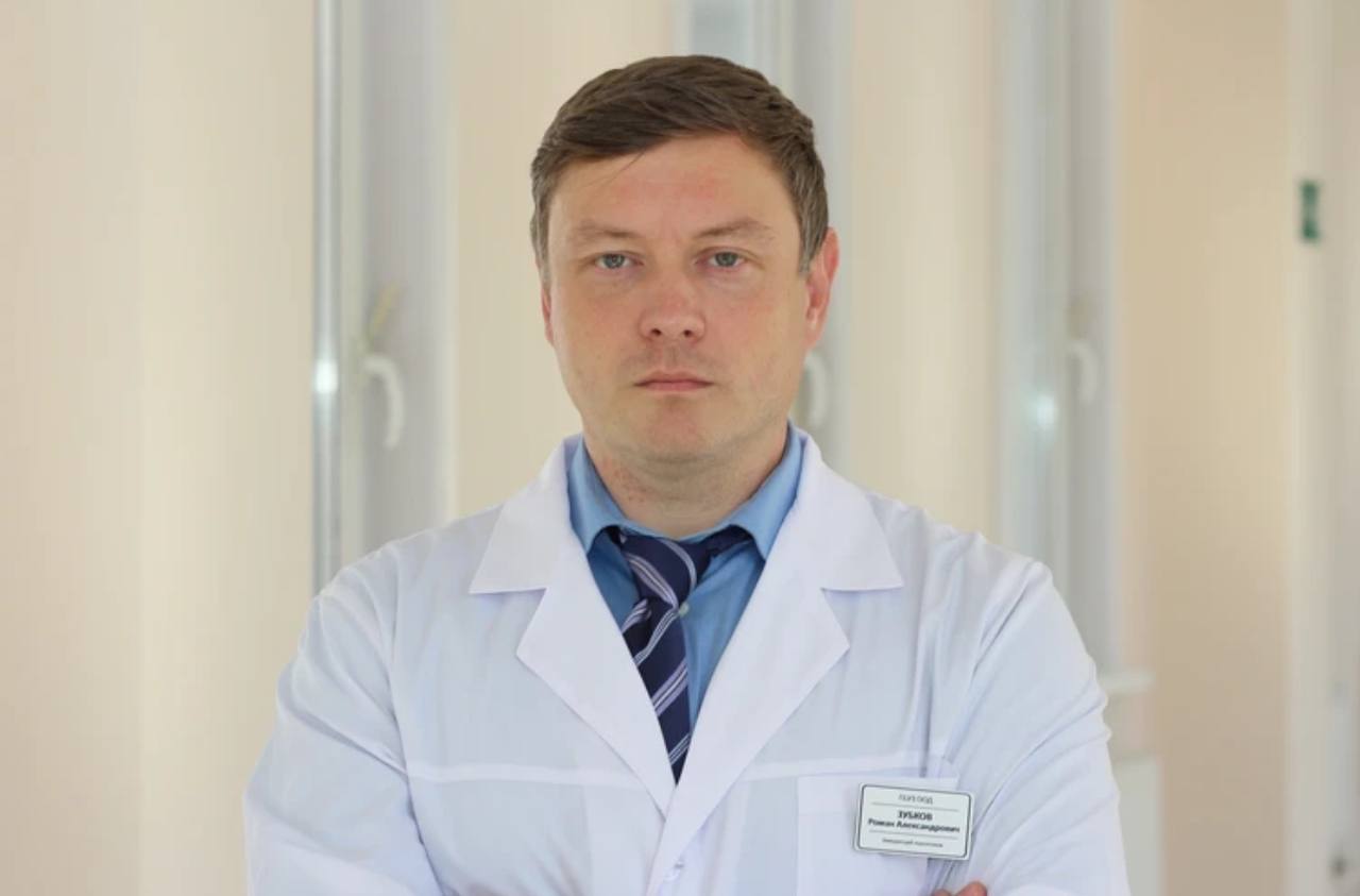 Роман Зубков снят с должности! Достаточно неожиданная информация пришла буквально вчера вечером - контракт главному врачу Иркутского областного онкологического диспансера Роману Зубкову все-таки не продлили. Об этом мне накануне сообщили пять достоверных источников. Судя по всему, решение принималось буквально за выходные, так как еще до праздничных дат информация у меня была обратная, что несмотря на общую плачевную ситуацию в диспансере и гонения на неугодных докторов, Зубкова должны были оставить в должности, но здравый смысл и справедливость на этот раз взяли вверх. Безусловно, это общая победа тех, кто бился НЕ против Зубкова, а за диспансер и его докторов! И, конечно же, такого оперативного результата мы бы не достигли, если бы не объединились против этой громадной несправедливости с докторами, пациентами и другими союзниками. Также это увольнение еще одно подтверждение роли медиа ресурса! Однако, как бы многим не показалось, отставка Зубкова - это еще не победа. Это лишь тактический успех. Ведь с его уходом остается вся «команда», разрушающая ранее один из лучших медицинских центров в стране, при этом погрязшая в одном большом коррупционном спруте. И наша борьба ЗА справедливость на этом не кончается. Сегодня состоится очередное судебное заседание по делу Марины Демченковой, фильм о которой и стал, на мой взгляд, точкой невозврата, приведшей к отставке главного врача. А мы продолжим биться с несправедливостью и дальше. Буду держать вас в курсе дальнейшего развития ситуации вокруг онкологического диспансера и уже сегодня проинформирую вас касаемо кандидатуры преемника Романа Зубкова.