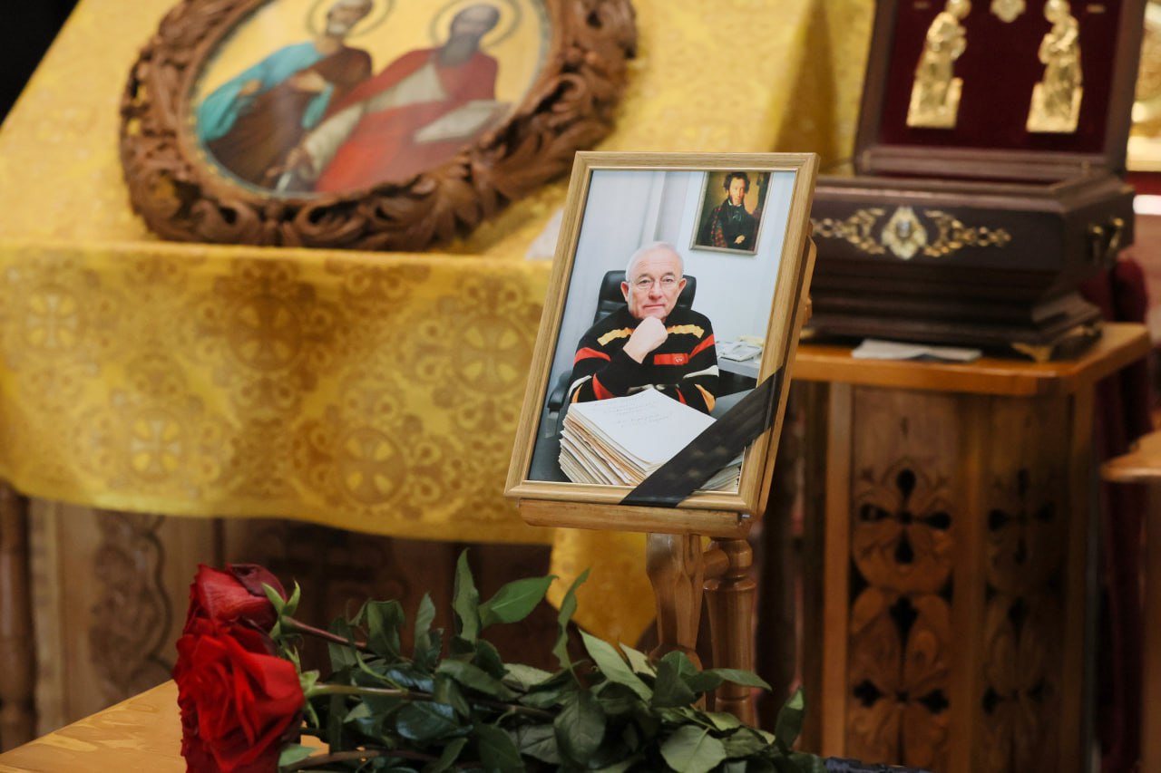 В Симферополе простились с главным редактором Крымской правды Михаилом Бахаревым Он скончался в понедельник 20 октября Бахареву было 78 лет Глава Крыма Сергей Аксенов выразил соболезнования родным и близким покойного а также всем кто его знал Светлая память о нем навсегда останется в наших сердцах написал руководитель региона Подписывайся на truekpcrimea