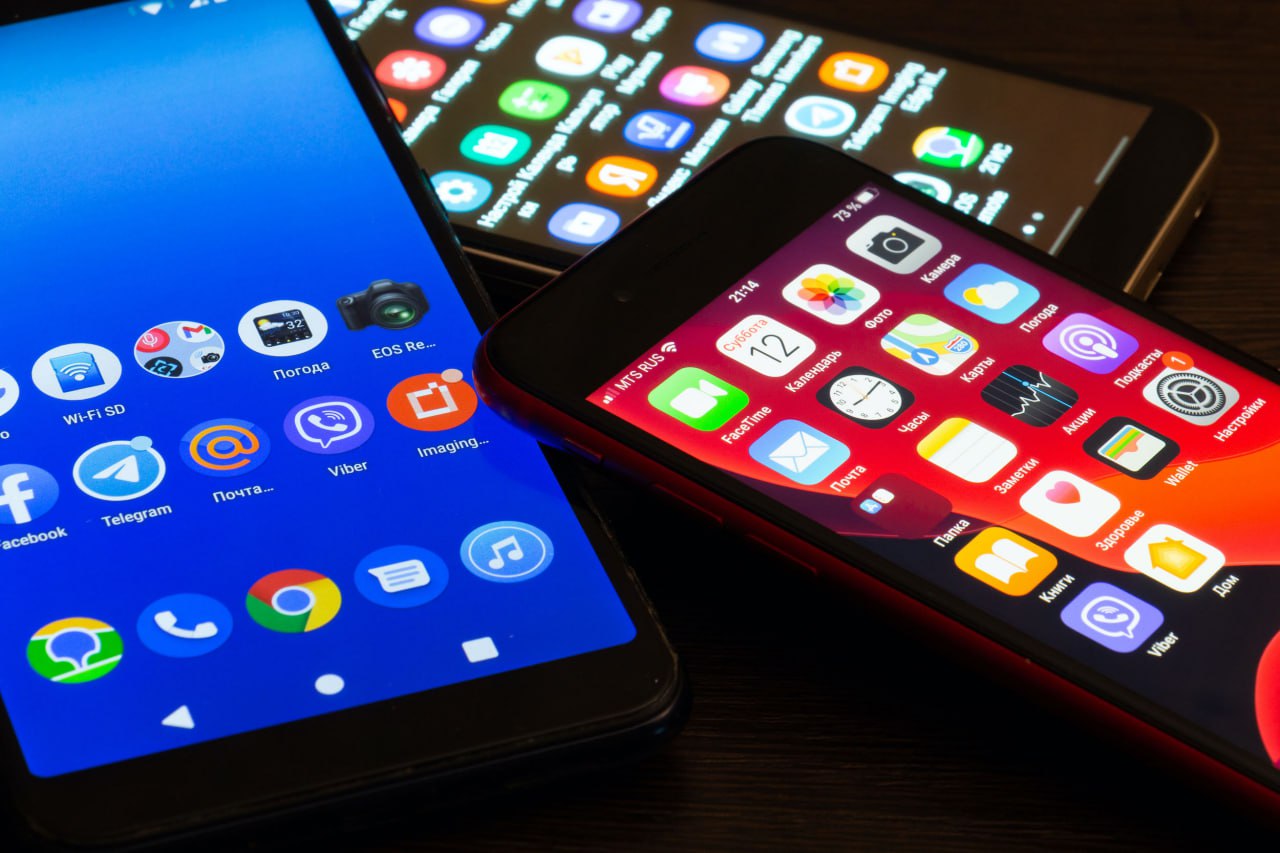 Южноуральцев призвали сообщать об угрозах нападения на школы В нескольких крупных городах России произошли нападения на школы педагогов и учеников Среди причин в частности называется травля и буллинг нападавших со стороны сверстников В части случаев нападавшие заявляли о своих намерениях в социальных сетях и чатах в мессенджерах В этой связи специалисты НИЦ мониторинга и профилактики призывают не проходить мимо таких сообщений При любом признаке готовящегося нападения на образовательное учреждение эксперты призывают срочно обратиться по телефону 112 или же на горячую линию Экстремизму нет Специалисты подчёркивают что сообщение о возможных планах способно предотвратить трагедию eugenejut