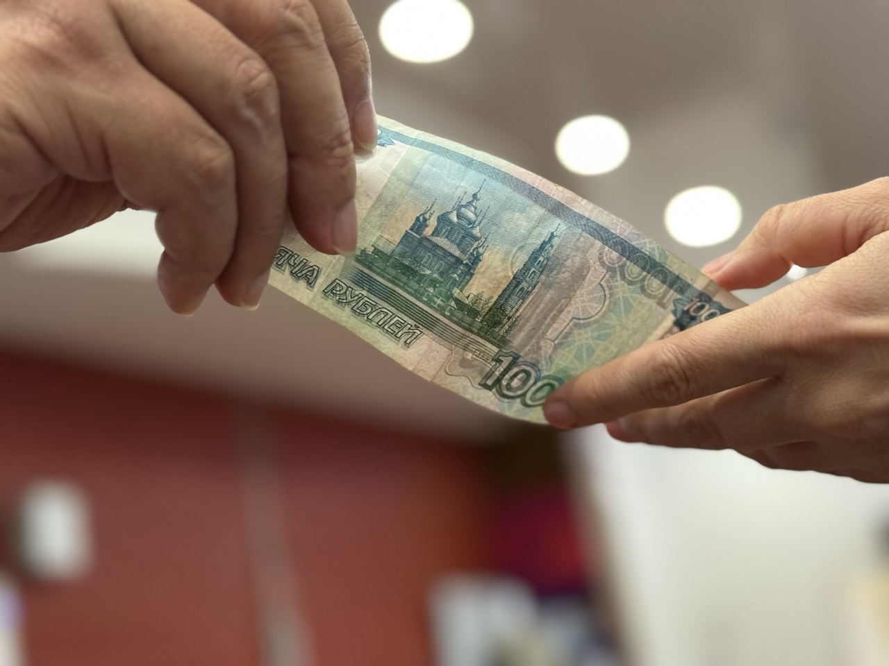 Около половины опрошенных жителей Махачкалы рассчитывают на получение тринадцатой зарплаты Сервису по поиску работы SuperJob провел опрос общественного мнения на тему ожиданий 13 й зарплаты Как оказалось 47 опрошенных работающих жителей Махачкалы ожидают получить тринадцатую зарплату или премию по итогам года Нет надежд на получение годового бонуса у 43 респондентов Больше всего же тех кто ожидает получения годовых премий среди зарабатывающих от 150 тысяч рублей в месяц 65 Тринадцатые зарплаты чаще всего планируют тратить на отпуска и путешествия 19 опрошенных 16 респондентов израсходуют деньги на закрытие кредитов и долгов 13 пустят финансы на нужды семьи по 10 на текущие расходы или ремонт