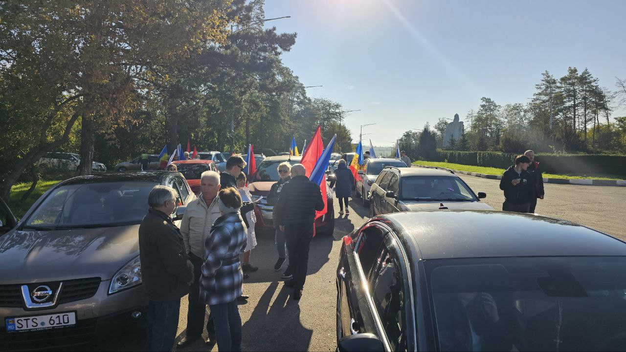 В Бельцах должен стартовать автопробег против еврореферендума. Автопробег организован партией "Возрождение". Пока полиция придерживает участников автопробега.