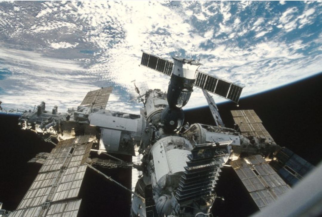 Мир всем 40 лет назад Советский Союз вывел на орбиту первую в мире многомодульную станцию Мир 20 февраля 1986 года с космодрома Байконур ракета носитель Протон вывела на орбиту Земли базовый блок орбитальной научно исследовательской станции Мир На 15 лет станция стала единственной в мире пилотируемой космической лабораторией для долговременных экспериментов 28 космических экспедиций более 20 тысяч научных экспериментов на борту станции успели поработать космонавты из 12 стран в том числе из США Германии Сирии Канады Франции и Японии В марте 2001 года станция Мир была затоплена в Тихом океане rodinargru