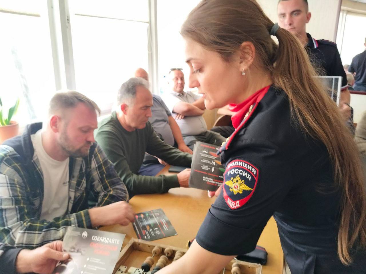 В Домодедово Госавтоинспекция провела встречи с сотрудниками автотранспортных предприятий В городском округе Домодедово сотрудники Госавтоинспекции, совместно с волонтерами культуры, организовали серию информационно-профилактических встреч с руководителями и работниками местных автотранспортных предприятий. Мероприятия состоялись в рамках реализации социального проекта по безопасности дорожного движения «Некуда спешить», направленного на информирование участников движения о важности соблюдения и правильного выбора скоростного режима. Одна из таких встреч прошла в городском филиале АО «Мострансавто». Автоинспекторы подчеркнули, что превышение скорости или несоответствие скорости дорожным условиям является причиной каждого четвертого дорожно-транспортного происшествия. Сотрудники Госавтоинспекции обратили внимание водителей на то, что при выборе скоростного режима зачастую не учитываются интенсивность движения, особенности и состояние транспортного средства и груза, а также дорожные и метеорологические условия. Все эти факторы негативно сказываются на безопасности дорожного движения и значительно повышают риск возникновения ДТП. Полицейские призвали водительский состав строго выполнять предписания дорожных знаков и проявлять повышенную внимательность в потоке транспортных средств. Особое внимание было уделено рекомендациям по проезду маршрутов движения автобусов, их эксплуатации и поддержанию надлежащего технического состояния.