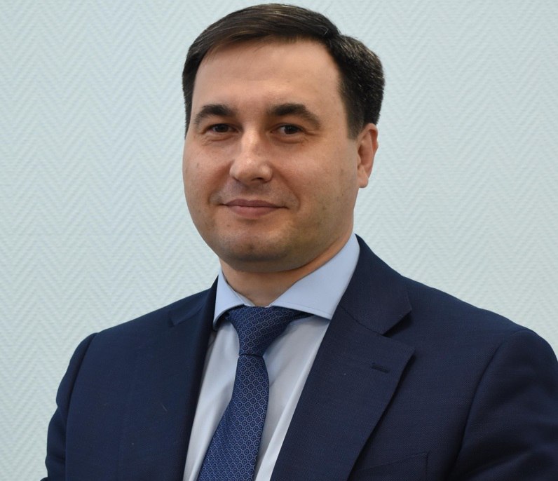 В Омской области поменяли замглавы Минцифры Губернатор Омской области Виталий Хоценко подписал распоряжение о назначении нового заместителя министра цифрового развития и связи. С 8 июля этот пост в регионе занял Антон Савин. По новым правилам, его назначили на год с трехмесячным испытательным сроком. Ранее Савин работал в Омском авиационном колледже имени Жуковского в должности заместителя директора – руководителя Центра опережающей профессиональной подготовки. У него высшее математическое образование и профессиональная переподготовка в области государственного и муниципального управления. Савин занял место Сергея Деркача, который был заместителем с мая 2024 года по май 2025 года. Напомним, возглавляет омское Минцифры Денис Цуканов, который находится под домашним арестом и отстранен от должности. У него также есть первый заместитель Максим Макаленко, сейчас руководящий ведомством, и заместитель Наталья Шилкина.