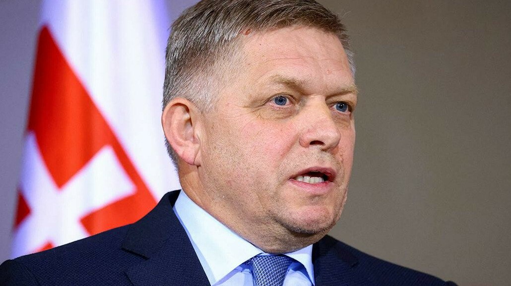 Автомобиль со ступенями врезался в самолёт премьера Словакии в Брюсселе Самолёт премьер министра Словакии Роберта Фицо получил серьёзные повреждения в аэропорту Брюсселя в борт врезался автомобиль со ступенями для посадки пассажиров передает ArbatMedia По словам Роберта Фицо транспортное средство предназначенное для обслуживания пассажирских лайнеров столкнулось с его самолётом перед началом саммита ЕС В результате столкновения воздушное судно оказалось сильно повреждено и не может быть использовано для обратного перелёта Напряжённый саммит в Брюсселе начался неудачно Автомобиль со ступенями повредил наш самолёт настолько что он больше не пригоден для полётов Нам приходится оставить его здесь сообщил глава правительства Словакии Информации о пострадавших нет Причины произошедшего выясняются Вопрос о возвращении делегации в Братиславу решается Прислать новость