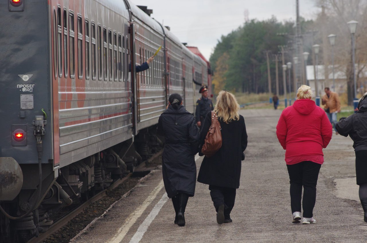 ⏺ 14 жителей Татарстана получили травмы на Горьковской магистрали  С начала года выросло количество случаев травмирования на Горьковской железной дороге. Рост по сравнению с прошлым годом составил 11 процентов. По информации пресс-службы ГЖД, за период с января по сентябрь травмы получили 89 человек, 14 из них в Татарстане.  Основными причинами происшествий стали удары током и переход через железнодорожные пути перед приближающимися поездами.  Возросший травматизм вызывает обеспокоенность у администрации Горьковской магистрали. В связи с этим ГЖД регулярно проводит профилактическую работу. Организуются совместные рейды с полицией и ведутся разъяснительные беседы в учреждениях образования.