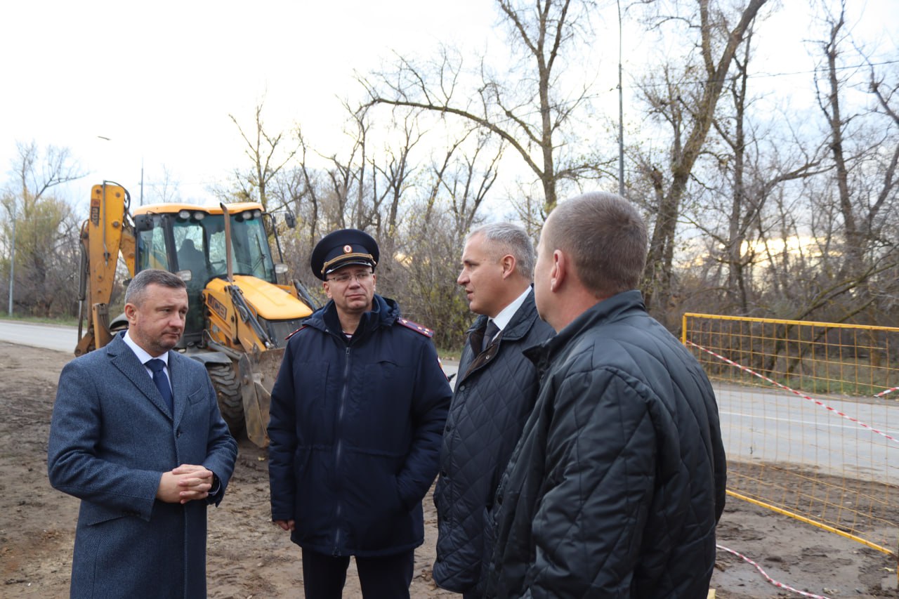 Первый заместитель председателя Волгоградской областной Думы руководитель фракции Единая Россия в региональном парламенте Михаил Струк совместно с главой Среднеахтубинского района Николаем Патриным и участником специальной военной операции в рамках проекта Сталинградский призыв провели мониторинг хода работ на объектах реконструкции и строительства систем водоснабжения в городском поселении р п Средняя Ахтуба В ходе рабочей поездки были осмотрены два ключевых инфраструктурных объекта реализуемых в рамках государственных и региональных программ Реконструкция хозяйственно питьевого водопровода в р п Средняя Ахтуба Проект реализуется в два этапа в соответствии с контрактом заключенным 22 августа 2025 года Срок реализации до 1 марта 2026 года Протяженность реконструируемого участка 2 437 м На 31 октября 2025 года выполнено 20 работ Строительство водопроводных сетей в п Куйбышев Объект строится в рамках национального проекта Инфраструктура для жизни Срок реализации 2025 2027 годы Финансирование федеральный областной и местный бюджеты На текущий момент выполнено Прокладка 1 3 км труб диаметром 110 мм Прокладка 700 м труб диаметром 200 мм Качество питьевого водоснабжения это вопрос социальной значимости Мы держим на особом контроле соблюдение сроков и требований к материалам на всех этапах реализации проектов подчеркнул Михаил Струк  По итогам проверки даны поручения по устранению выявленных нарушений и обеспечению строгого соблюдения графика работ Реализация данных проектов позволит обеспечить качественным водоснабжением более 5 тысяч жителей Среднеахтубинского района Подписаться