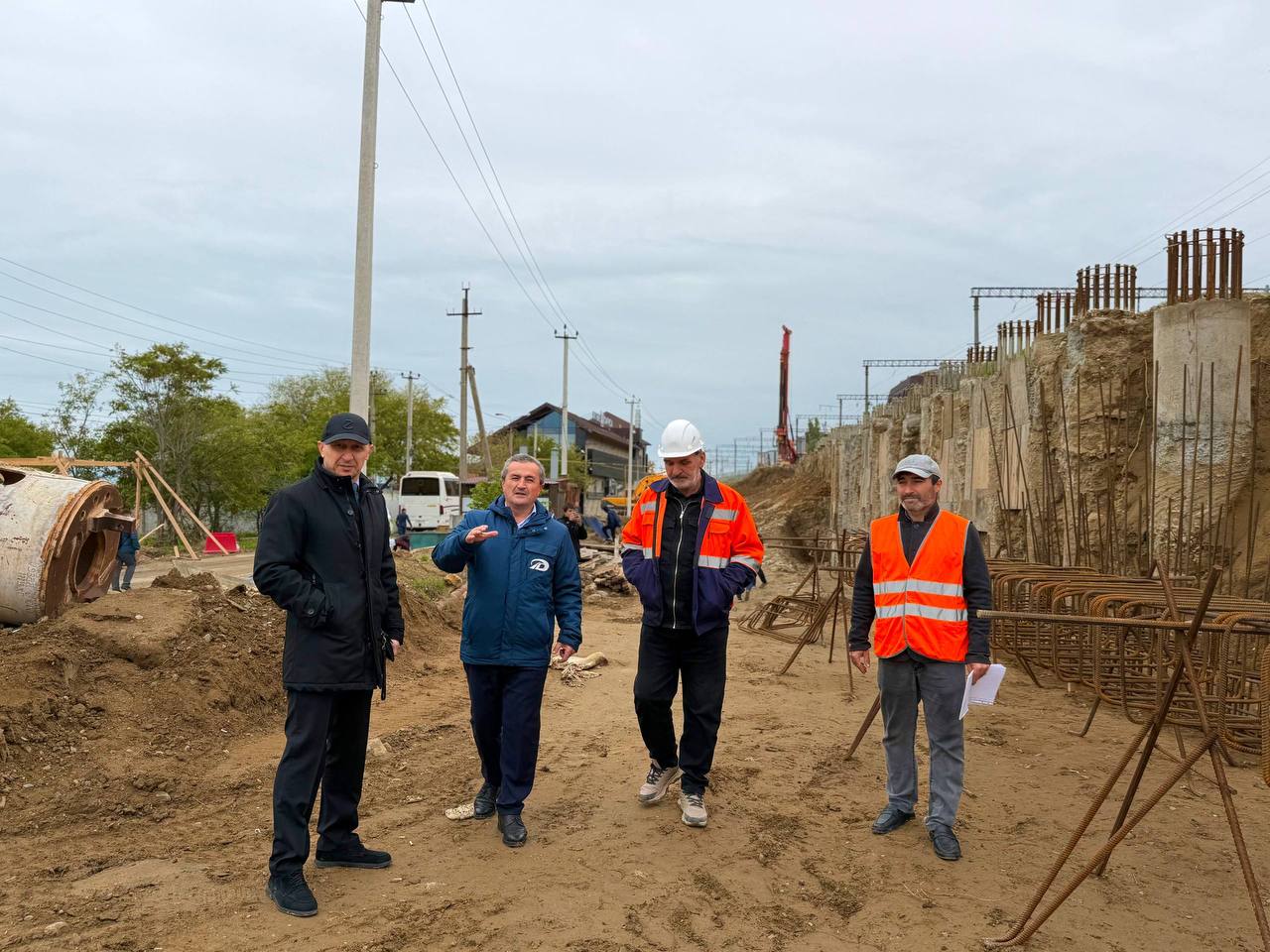 Общественный контроль хода строительства подъездной автомобильной дороги к Махачкалинскому морскому торговому порту В рамках нацпроекта Инфраструктура для жизни представители Минтранса РД ГКУ Дагестанавтодор и Общественного совета при Минтрансе посетили стройплощадку подъездной автомобильной дороги к Махачкалинскому морскому торговому порту Комиссия осмотрела ход строительства искусственных сооружений на объекте В частности была проведена проверка соответствия проектным решениям и хода строительства подпорных стен путепровода и надземного пешеходного перехода Заместитель руководителя ГКУ Дагестанавтодор Сайгидахмед Ибрагимов рассказал что протяженность дороги составляет 6 2 км Она соединит федеральную автодорогу Р 215 с портом и станет важной частью городской инфраструктуры что позволит существенно разгрузить улицы и улучшить экологическую обстановку в городе Проектом предусмотрены четырехполосная проезжая часть шириной 14 5 м два путепровода и надземный пешеходный переход для беспрепятственного прохода жителей и гостей столицы на пляж Березка и прилегающую территорию отметил Ибрагимов Строительство новой подъездной дороги к Махачкалинскому торговому порту это один из самых масштабных и важных проектов реализуемых в рамках нацпроекта Инфраструктура для жизни Объект играет ключевую роль в развитии не только столицы Республики но и в целом региона и страны так как является частью международного транспортного коридора Север Юг Общественным советом при Минтрансе регулярно проводятся мероприятия по контролю хода работ на объектах по всей республике рассказал Мурад Абдулаев