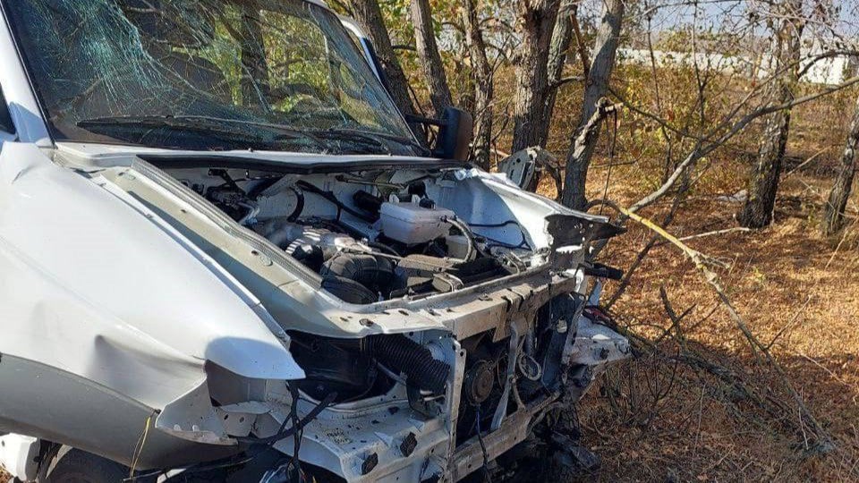 14 октября по Белгородской области выпустили 21 снаряд, регион атаковали десять БПЛА   Информацией о нанесённых ВСУ ударах поделился Вячеслав Гладков.    Белгородский район. Ранены два мирных жителя. Мужчина со множественными осколочными ранениями обеих ног бригадой СМП доставлен в больницу №2 г. Белгорода. Второй мужчина с контузией и множественными осколочными ранениями  доставлен в областную клиническую больницу. Оба пострадавших – в тяжёлом состоянии.  По посёлку Октябрьский, сёлам Красная Нива, Красный Октябрь, Устинка и хутору Церковный выпустили четыре снаряда. Также населённые пункты атаковали шесть БПЛА.  В районе села Красный Октябрь БПЛА сбросили мины «лепесток», на которых подорвался автомобиль. Оперативными службами дорога перекрыта. Повреждены четыре частных дома, 13 легковых автомобилей, две надворные постройки, инфраструктурный объект связи и газовая труба одного из домов.    Шебекинский округ. По городу Шебекино, сёлам Муром, Безлюдовка и хутору Марьино выпустили два снаряда. Также населённые пункты атаковали три БПЛА. Повреждён один частный дом.  Подробнее – на сайте.     Прислать новость