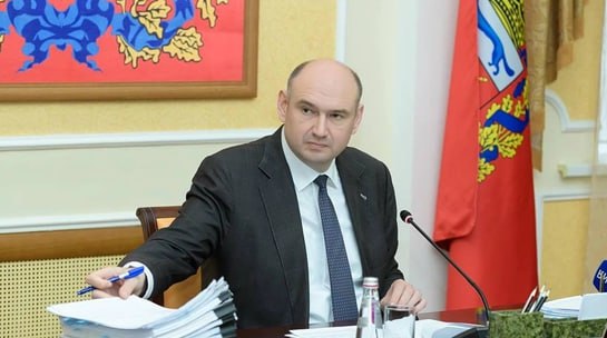 В Оренбургской области начнут составлять рейтинги глав министерств и муниципалитетов.  Врио губернатора Евгений Солнцев решил таким образом стимулировать чиновников оперативно отвечать на запросы жителей в соцсетях. Накануне он резко раскритиковал своих подчиненных за медлительность. Если обращения официально проходят и просрочены, то за это надо голову отрывать. Работа с обращениями граждан – это основная часть работы нашей. Я обращаюсь сейчас ко всем. Из фокуса эту историю не выпускайте. А то все как-то подрасслабились,  – пригрозил глава региона.