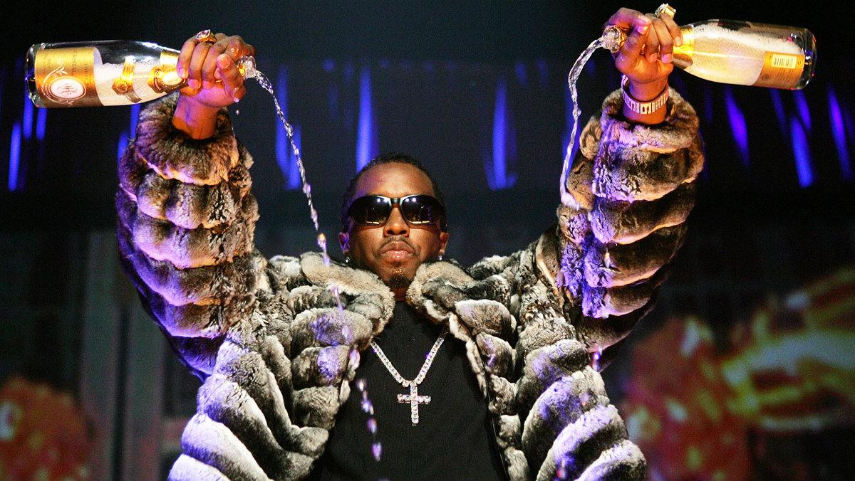 P. Diddy уже две недели находится под арестом  54-летнему рэперу грозит пожизненное лишение свободы за серию изнасилований, секс-торговлю и рэкет. На фоне скандала популярность его треков в стримингах выросла почти на 20%. А в соцсетях продолжают обсуждать знаменитостей, которые приходили на вечеринки P. Diddy, где, по данным следствия, людей накачивали наркотиками и заставляли вступать в сексуальные связи.  Что известно про дело P. Diddy и кому из звезд Голливуда приписывают «тесные связи» с рэпером: