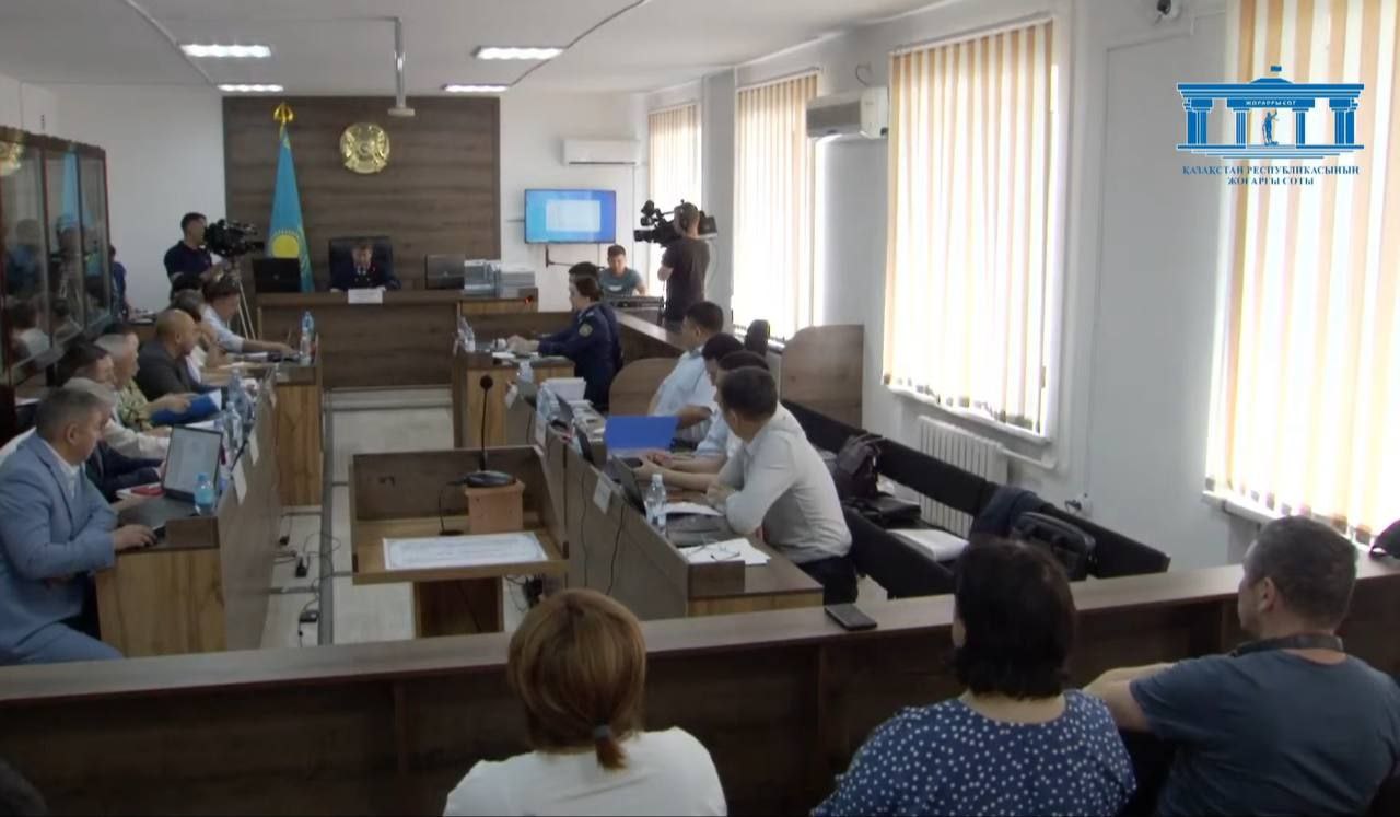 Дело Шерзата Полата: сегодня в суде начнут допрашивать подсудимых Заседание по делу об убийстве 16-летнего Шерзата Полата в Талгаре продолжается в специализированном межрайонном суде по уголовным делам области Жетысу. На скамье подсудимых девять человек. В убийстве и покушении на убийство обвиняют двоих. Напомним, убийство подростка произошло 4 октября 2024 года в Талгаре. Он скончался от ножевого ранения, нанесённого в драке. Ранее в суде показали видеозапись очной ставки между Каржаубаем Нурымовым и свидетелем Санатом Абдыкадыровым. Последний, по словам отца Шерзата, произнёс перед дракой команду «делайте» и сказал несколько реплик, после которых Нурымов решил зайти в магазин и вызвать полицию. Также суд постановил повторно допросить отца подростка — Каржаубая Нурымова, чтобы прояснить, действительно ли свидетель Абдыкадыр имеет отношение к началу конфликта. На прошлых заседаниях в суде выступили новые свидетели – жители Талгара, которые, по их словам, случайно оказались рядом с местом конфликта. Их показания в целом совпадают с версией следствия и подтверждают слова других участников процесса о том, что один из присутствующих на месте крикнул: «Стреляй». Фото: скриншот трансляции суда /CentralMediaNews