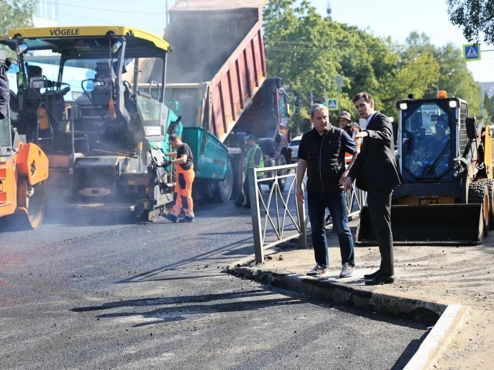 Глава Архангельска в Октябрьском округе проверил главные стройки и похвалил горожан за активность В этом году в округе ремонтируются дороги: улица Тимме от Гагарина до Воскресенской; улица Садовая от набережной Северной Двины до проспекта Ломоносова; Троицкий от Логинова до Попова; улица Гагарина от проспекта Дзержинского до швейной фабрики. По просьбе жителей обустраивают тротуар по улице Тимме вдоль художественной школы и детсада «Елочка» Дмитрий Морев поручил МУП «Городское благоустройство» поднять провалившиеся колодцы на Рябиновой аллее и восстановить здесь брусчатку, а «РВК-Архангельск» необходимо обновить систему водоотведения вдоль ремонтируемого участка Троицкого проспекта. Фото пресс-службы администрации Архангельска