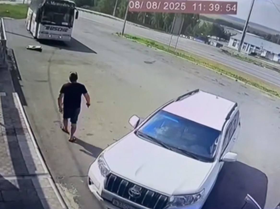 Оренбург Медиа  Оренбуржец угрожал пистолетом пассажиру автобуса  Полиция Шарлыка задержала мужчину, подозреваемого в хулиганстве с оружием. Конфликт произошел возле кафе. Пассажир маршрутного автобуса выбросил остатки мороженого мимо урны. Это вызвало возмущение местного жителя.  От слов он перешел к делу и достал из своего автомобиля предмет, похожий на пистолет, что напугало пассажиров автобуса. После этого злоумышленник скрылся.   Подробнее:      Оренбург Медиа @