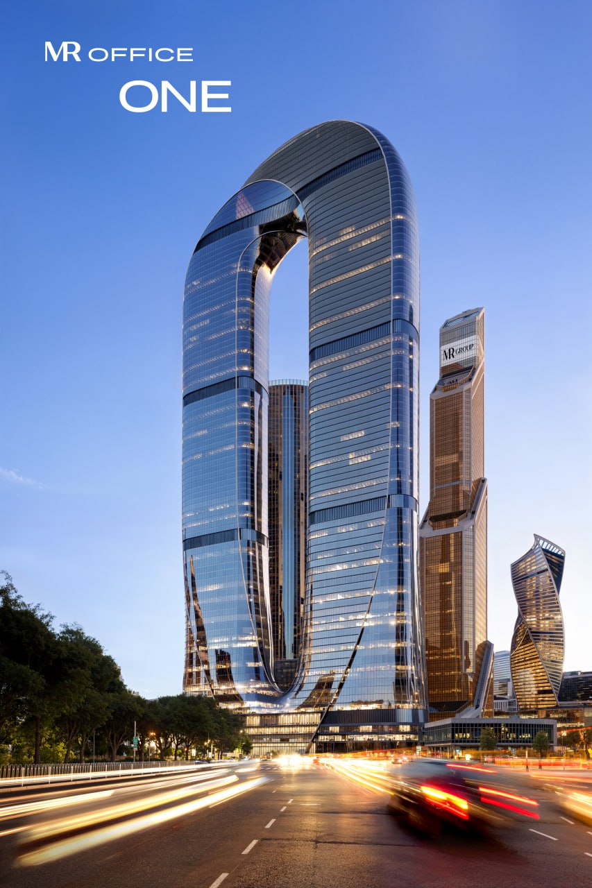 Девелопер MR продолжает развивать офисное направление в составе многофункциональной 90 этажной башни One в Москва Сити В проекте авторства Сергея Кузнецова с 5 го по 30 й этаж предусмотрены деловые пространства класса Prime общей площадью около 56 тысяч кв м с панорамным остеклением высотой потолков до 3 9 м гибкими планировками и отдельной входной группой с дизайнерским лобби В составе комплекса собственная торговая галерея гастрокластер клиника превентивной медицины фитнес и сервисная инфраструктура что позволяет формировать полноценную деловую среду в одном здании А на более высоких этажах расположены квартиры и клубная инфраструктура для резидентов включая самый высокий парк в Европе на уровне 85 этажа Проект расположен в 1 м Красногвардейском проезде в пешей доступности от метро Деловой центр и ключевых транспортных артерий Ввод One в эксплуатацию запланирован на 2030 год Офисная часть уже рассматривается рынком как один из флагманских продуктов MR Office в Москва Сити