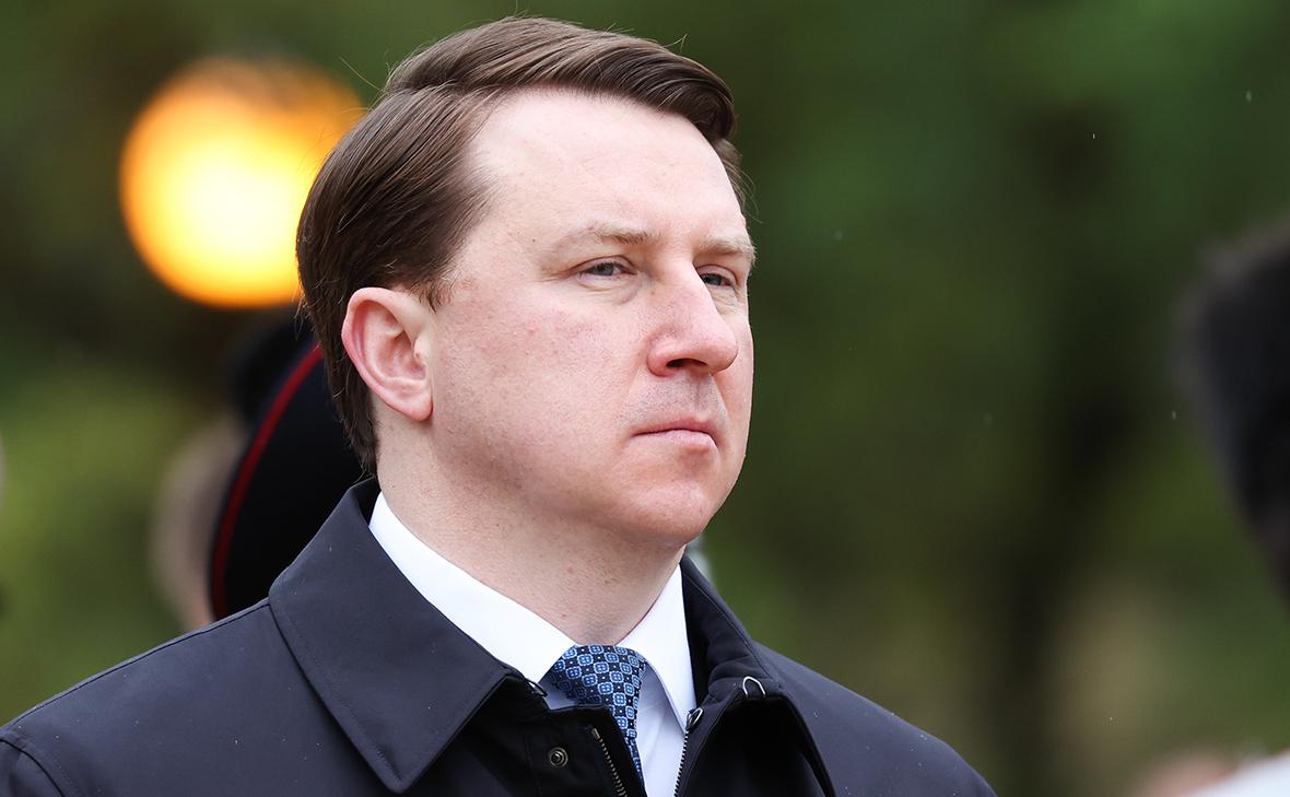 Генпрокуратура обратилась в суд с антикоррупционным иском о конфискации в пользу государства имущества бывшего мэра Сочи Алексея Копайгородского на сумму примерно 1 6 млрд рублей Речь идёт о 77 объектах дорогостоящей недвижимости а также о коллекциях элитных часов вин и ювелирных украшений Большая часть активов была оформлена на супругу бывшего чиновника Подробности иска стали известны после обысков по уголовному делу о взятках В ходе следственных действий силовики изъяли наличные деньги 62 млн рублей 40 тысяч долларов и 2 1 тысячи евро а также почти два десятка наручных часов известных брендов Стоимость отдельных экземпляров сопоставима с ценой однокомнатной квартиры в Москве Кроме того у супругов обнаружили внушительную коллекцию редких вин Отдельные бутылки эксперты оценили в сотни тысяч и даже миллионы рублей Общая стоимость винной коллекции превысила 7 7 млн рублей