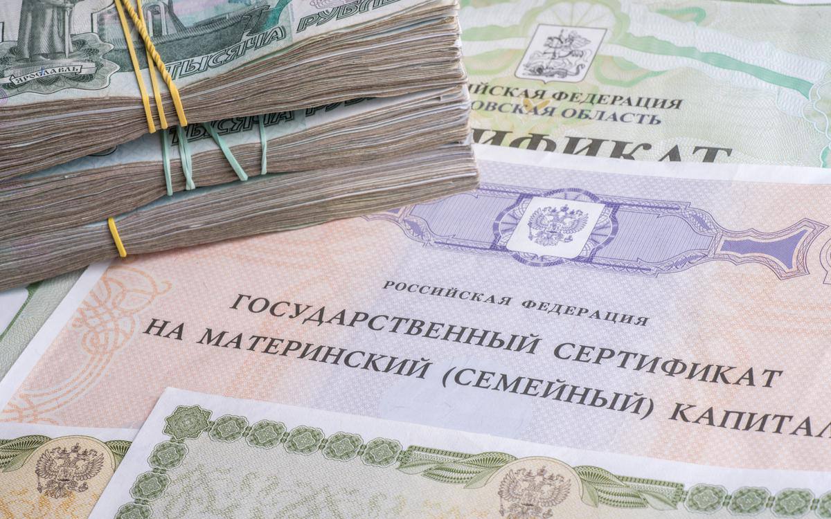 Материнский капитал должен соответствовать ценам на жилье В Госдуме предложили выплачивать маткапитал в размере стоимости 40 квадратных метров жилья. Нововведение предлагают ввести для выплаты при рождении второго ребенка. Авторы инициативы считают, что текущего размера маткапитала недостаточно даже на первоначальный взнос по ипотеке. И семьи с детьми просто не могут на такую сумму улучшить жилищные условия. #новость #маткапитал #выплаты #семьи_России #господдержка