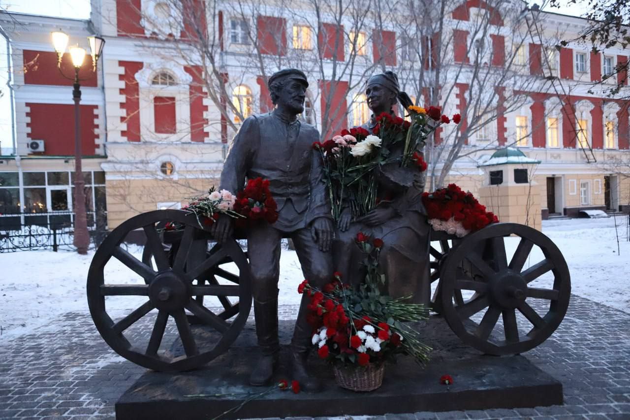 Открытие памятника народным артистам состоялось у Иркутского драмтеатра Торжественное открытие памятника народным артистам Виталию Венгеру и Наталии Королевой прошло около Дома актера и камерной сцены Иркутского драмтеатра им Н П Охлопкова Актеры запечатлены в образах героев спектакля Григория Горина Поминальная молитва 16 молочника Тевье и его жены Голды Впервые эта постановка была представлена иркутянам 27 лет назад в 1998 году Открытие скульптурной композиции приурочено 175 летию Иркутского драмтеатра Фото администрация Иркутска IrkutskMedia теперь в МАX