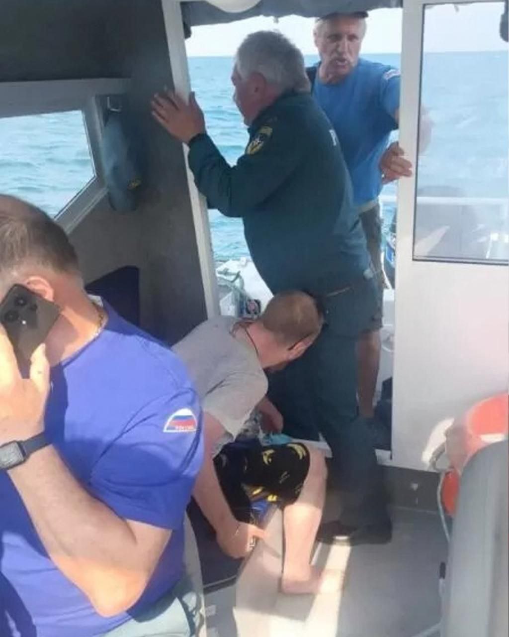 Всё равно лучше, чем на планёрке с утра «Матрас с пьяным отдыхающим унесло в море в районе Феодосии. Спасатели обнаружили его в 3 километрах от берега, сообщили в администрации города. Мужчину подняли на борт спасательного катера и доставили на сушу, в медпомощи он не нуждался» Чувак с аппаратом Илизарова, на костылях, имея в распоряжении матрас и пиво, отдыхает на морях. А мы тут сидим и ноем, что лето проходит