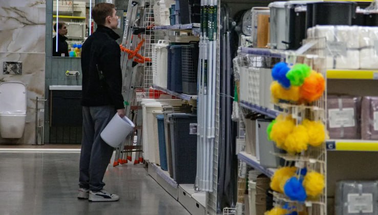 Российский рынок товаров для дома и ремонта DIY по итогам 2025 года вырос всего на 3 5 до 7 трлн рублей резко замедлившись после скачка на 17 4 годом ранее Посещаемость магазинов рухнула на 18 худший показатель среди всех категорий арендаторов торговых центров Главные причины стагнации сокращение ввода жилья многоквартирные дома потеряли 2 а также острый дефицит рабочей силы из за которого соотношение стоимости материалов и работ сместилось с 50 50 до 30 70