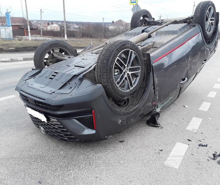 Один водитель погиб, четверо пассажиров пострадали в авариях за сутки.   Накануне ночью в Яковлевском округе на третьем километре дороги «Бутово – Курская Дуга – Луханино – Алексеевка» 18-летний водитель за рулём автомобиля «Богдан 2110» превысил скорость, не справился с управлением, улетел в кювет и врезался в дерево. Парень скончался на месте ДТП.   В Валуйках утром 66-летний водитель на «Ладе Гранте» совершил наезд на остановившийся на проезжей части «Хендай Солярис». 57-летняя пассажирка иномарки, выходившая из машины, получила телесные повреждения. А днём на улицах города столкнулись «Тойота Королла» и «Опель Вектра». В результате аварии 13-летняя пассажирка «Тойоты» получила травмы.   В Белгородском районе на первом километре дороги «Таврово – Соломино – Разумное» 70-летний водитель за рулём «Тойоты Калдина» проехал на красный и врезался в «Чанган» под управлением 46-летней женщины. Она и её 11-летняя пассажирка, а также 69-летняя пассажирка «Тойоты Калдина» получили телесные повреждения.    Подписаться   Прислать новость