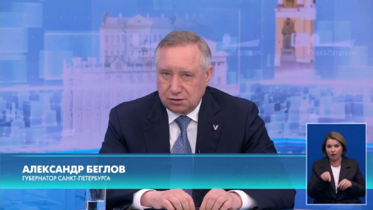 Мигрантам запретили работать курьерами и таксистами чтобы вернуть их в ЖКХ подтвердил Беглов Губернатор Петербурга назвал это защитой своего рынка У нас стал оголяться рынок необходимых кадров в коммунальной системе Пошел перекос Он приезжает работать одним а потом переходит на работу доставщиком или курьером Надо защищать свой рынок сказал Беглов во время своей прямой линии Он уточнил что имеет в виду не только дворников но также сантехников и представителей других профессий Детали Беглов заявил что решение Смольного не привело к коллапсу или многократному повышению цен на такси или доставку Губернатор также сообщил что количество стоящих на миграционном учете в Петербурге за год сократилось с примерно 360 тысяч человек в конце 2024 года до чуть более 190 тысяч в 2025 году Контекст Летом стало известно что Смольный решил запретить трудоустраивать таксистами и курьерами мигрантов работающих по патентам Позже это решение продлили на 2026 год Цены на такси в ноябре на фоне запрета повысились По разным оценкам они выросли на 10 50 Штат дворников в Петербурге по информации Комблага укомплектован только на 80 При этом отток кадров по сравнению с прошлым годом сократился Подписывайтесь на Бумагу и предлагайте новости