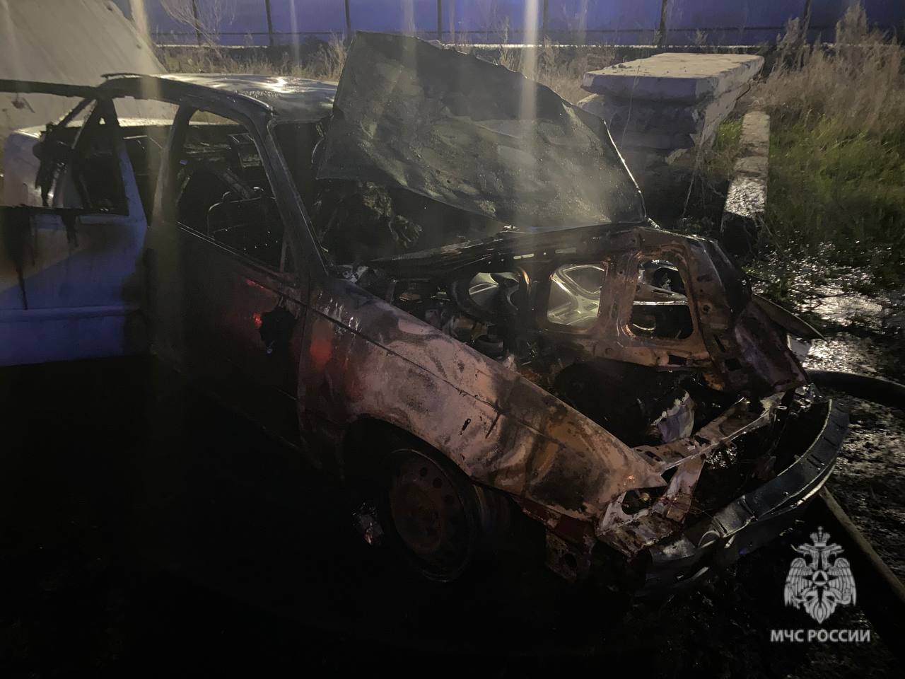Тюменские огнеборцы ликвидировали пожар в автомобиле Сегодня в десятом часу вечера поступило сообщение о пожаре легкового автомобиля на улице Новосёлов в Тюмени. Огонь охватил автомобиль «Нексия» на общей площади 3 квадратных метра. На месте вызова работали 9 сотрудников, было задействовано 2 единицы техники подразделений Главного управления МЧС России по Тюменской области. К сожалению, погиб один человек. Личность устанавливается. Причина пожара устанавливается.