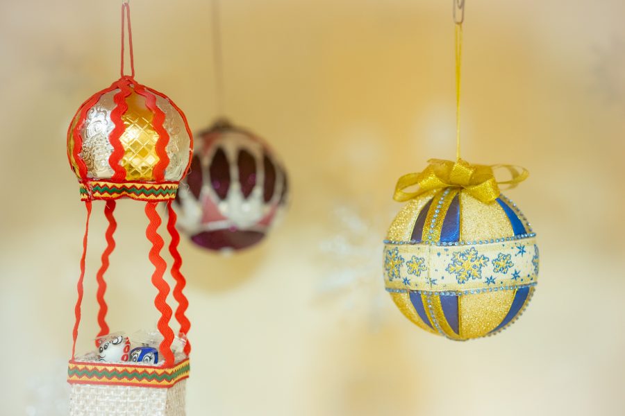 Бунинка показывает новогодние поделки своими руками С 15 января 2026 г в зале периодики Орловской областной библиотеки им И А Бунина будет открыта выставка Новый год к нам мчится на которой будут представлены новогодние игрушки сделанные руками сотрудников Орловской областной библиотеки   www infoorel ru news buninka pokazyvaet novogodnie podelki svoimi rukami html