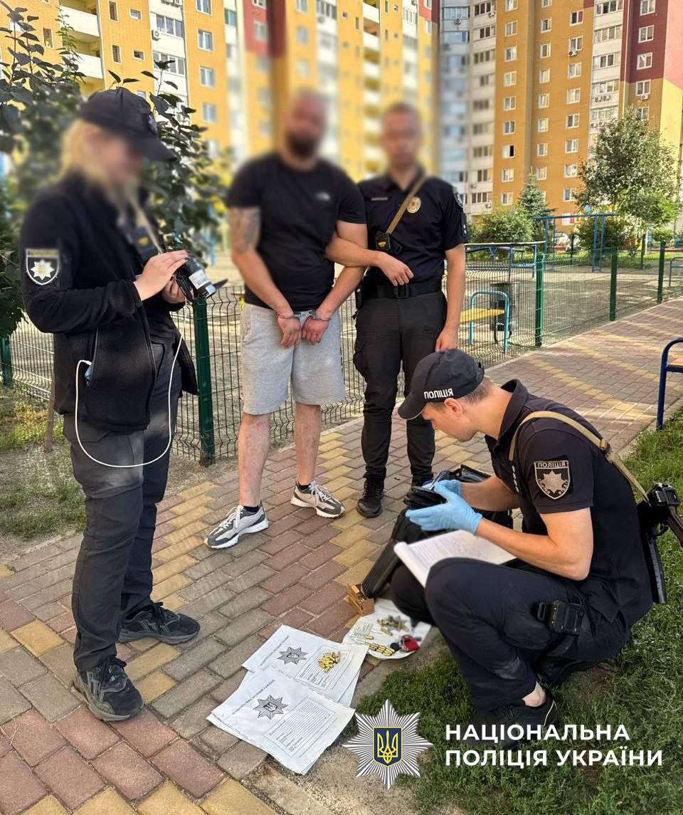 В Подольском районе Киева задержан мужчина, устроивший стрельбу во дворе жилого дома. По данным полиции, он открыл огонь из травматического оружия по движущемуся автомобилю. Причиной стал конфликт с водителем, произошедший накануне.