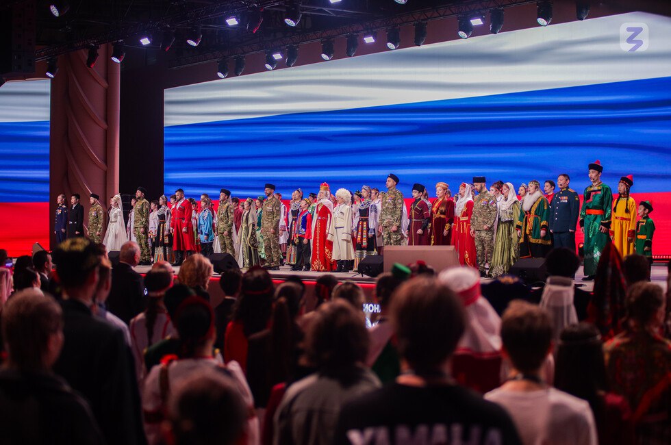 Россия семья семей объединила молодежь и представителей почти 200 народов РФ При участии иностранных студентов молодых лидеров из России и зарубежья на марафоне Россия семья семей дали старт регистрации на крупнейшее международное молодёжное событие 2026 года Международный фестиваль молодежи Также на марафоне началась регистрация на Фестиваль молодого искусства Таврида АРТ Запущена масштабная викторина по культуре истории и традициям народов России Запланировано проведение шоу Путешествие по России с выступлениями артистов и народных коллективов из всех федеральных округов Читать полностью Фото пресс служба Российского общества Знание  Подпишись на нас в MAX