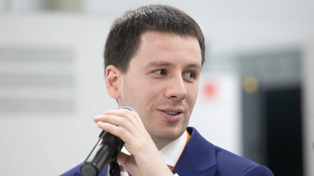 Сообщают, что Евгений Гурарий спустя шесть лет работы на посту покинул должность помощника полпреда . "Коммерсант-Урал" со ссылкой на собственные источники сообщает, что увольнение состоялось "по собственному желанию в связи с переходом на новую должность". Под новой должностью открытые источники называют работу в правительстве ЯНАО. Так это или нет — узнаем уже совсем скоро. Про Гурария отовсюду мы слышали восторженные отзывы, как о человеке, который отлично думает головой и обладает прекрасной экспертизой. Начал работу он в органах власти Свердловской области в 2011 году. Сперва был заместителем, а затем главой экспертного управления губернатора. В 2013 году получил должность советника председателя областного правительства, в 2016 году — заместителя руководителя администрации главы региона. В 2019 году перешел на работу в аппарат полпреда президента в УрФО. Ну что же, желаем удачи. Стоит только отметить, что новый работодатель — сильно приобретет.