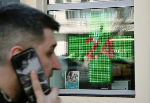 Боярышник, пустырник и валериана уступают рынок антидепрессантам Продажи в российских аптеках спиртовых настоек в натуральном выражении в первые два месяца 2025 года снизились на 11% год к году. Эти средства широко использовались как легкие успокоительные, а также как дешевая замена алкоголю. Сейчас они теряют популярность: настоек стало меньше в аптеках, цена выросла, а пациенты с тревожными расстройствами предпочитают рецептурные антидепрессанты. Продажи последних в начале текущего года выросли на 12% в физическом выражении. Фото: Анатолий Жданов/Коммерсантъ Подписывайтесь на «Ъ-Черноземье»
