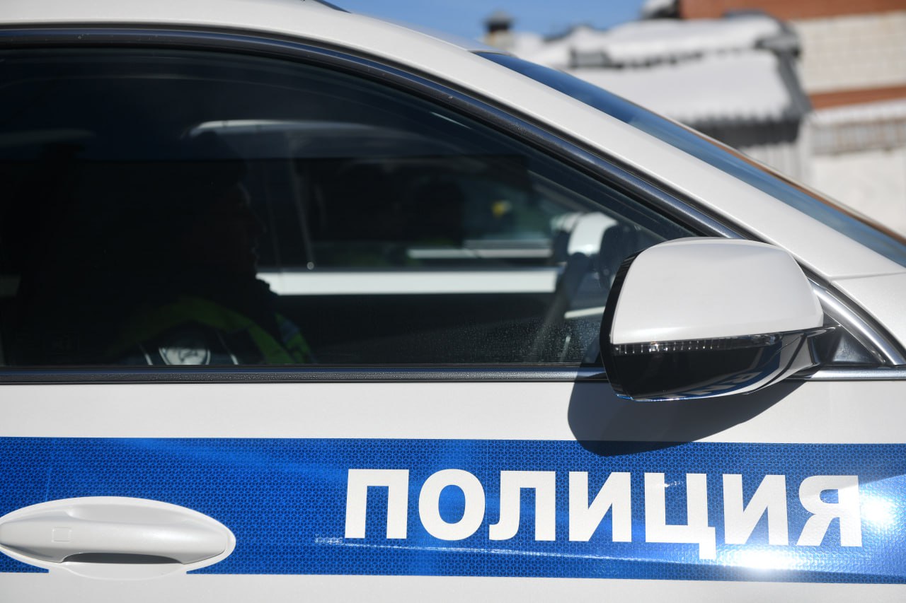 В Алданском районе угонщик спасался от медведей и выбежал к полицейским В Алданском районе сотрудники полиции задержали подозреваемого в угоне автомобиля при необычных обстоятельствах Как сообщили в ОМВД России по Алданскому району на трассу к патрульному экипажу выбежали двое мужчин в состоянии опьянения объяснив что спасаются от медведей В ходе разбирательства выяснилось что один из них 33 летний вахтовик из Новосибирска ранее угнал машину местного жителя Мужчина вместе с коллегой приехал в Алдан где они употребили спиртное На стоянке подозреваемый обнаружил незапертую машину завел ее соединив провода и направился обратно на участок По пути он уснул за рулем автомобиль съехал с дороги Попытавшись пройти через лес мужчины столкнулись с медведями и спасаясь выбежали к дороге где их и встретили полицейские Подозреваемый извинился перед владельцем и возместил ущерб