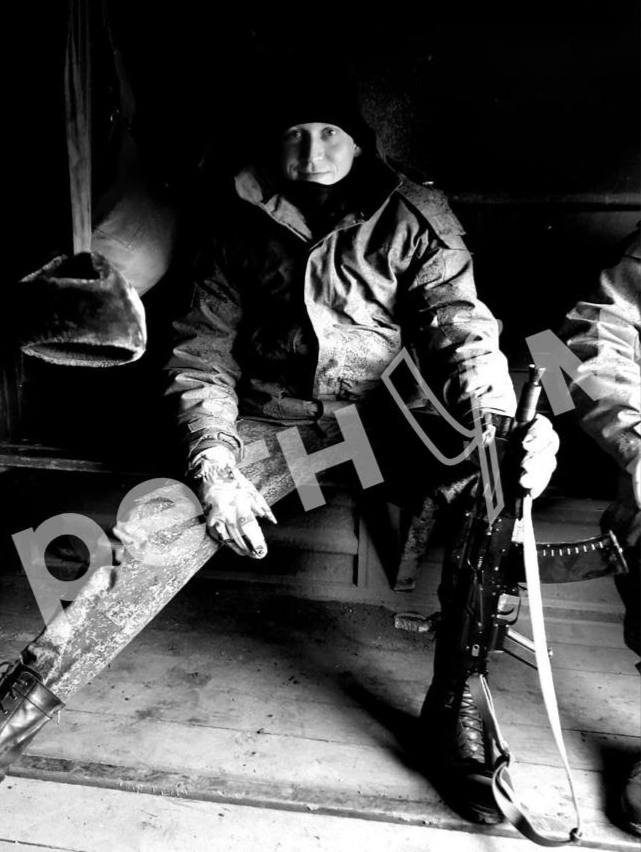 Семья мобилизованного бойца, погибшего на СВО, два года не может получить выплаты Когда десантник Андрей Бибиков ушел на СВО, его дочери было всего 8 лет. Она каждый день ждала от папы сообщения, что он жив. Но когда пришла похоронка, то бабушка с дедушкой не знали, как рассказать ребенку, что папа больше не напишет. Мой сынок погиб 6 июня 2023 года. Он мне каждый день писал, что все хорошо, а тут с четвертого числа целый день не пишет, два не пишет. На третий день мне позвонила жена его боевого товарища и сказала, что Андрей погиб, — рассказала ИА Регнум мать солдата. Всего через день Андрей должен был пойти в отпуск и приехать домой, в родной город Касимов Рязанской области. Он хотел увидеть родителей и свою десятилетнюю дочь. С момента гибели сына, его мать уже два года пытается получить положенные выплаты за похороны и государственную награду — Орден Мужества. На запросы женщине ей приходят ответы, что прокуратура поручила командованию военной части устранить нарушения, но фактически дело так и не сдвинулось с места. Андрея Бибикова похоронили 19 июня 2023 года в родном Касимове. 8 декабря, накануне Дня Героев Отечества, на фасаде его родной школы № 7 появилась мемориальная доска Бибикову Андрею Викторовичу. Регнум