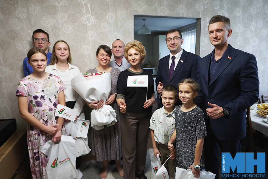 Столичной многодетной семье вручили подарки в День матери Семью Ярмольчик навестили председатель Мингорсовета Артём Цуран и председатель Фрунзенского районного отделения партии Белая Русь Оксана Якубовская Максим и Юлия воспитывают семерых детей Глава семейства работает в сфере строительства а Юлии пришлось освоить множество профессий повар психолог юрист Во время визита гости вручили многодетной маме цветы и подарки большой телевизор и чайник Не обошлось и без сладких гостинцев для детворы Минск Новости MINSKNEWS BY Telegram Viber FB VK Inst TikTok YouTube