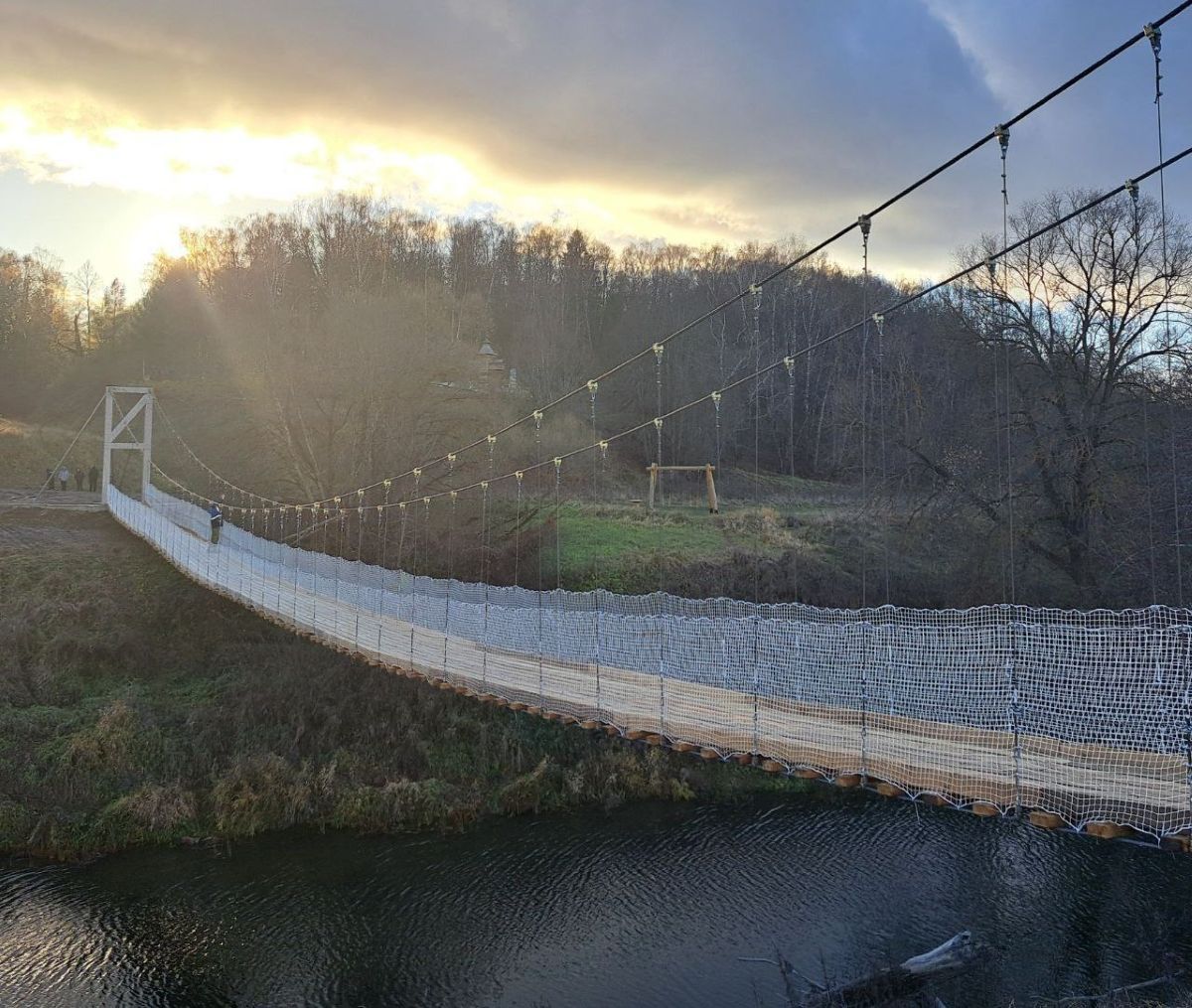 Рухнул мост в калужском райцентре   kaluganews ru fn 1785604 html Глава Тарусского муниципального округа Михаил Голубев сообщил об обрушении подвесного пешеходного моста через реку Таруса   Прислать новость Подписаться