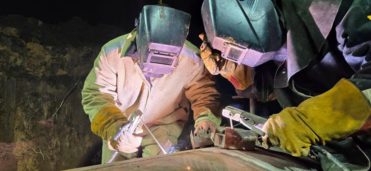 ПОВЫШАЯ НАДЕЖНОСТЬ В ООО «Газпром трансгаз Уфа» продолжается подготовка объектов к осенне-зимнему периоду эксплуатации. В зоне ответственности Полянского ЛПУМГ ведутся огневые работы на участке 333,1-389 км магистрального газопровода Челябинск–Петровск. Выполнена замена байпасно-свечной обвязки кранового узла, а также кранов DN 300 и двух тройников DN 1400x300. Производятся демонтаж дефектного участка трубы DN 1400 на 333,2 км и монтаж нового участка трубы DN 1400. Задачи решаются комплексно силами Полянского филиала, Управления аварийно-восстановительных работ, УТТиСТ. Контроль качества сварных соединений производят специалисты Инженерно-технического центра. Для обеспечения бесперебойного сообщения привлечены специалисты Управления связи. Огневые работы сопровождают специалисты МСЧ и персонал Уфимского филиала «Газпром питание». Масштабные ремонтные работы направлены на повышение надежности газоснабжения населения и крупных промышленных потребителей Благовещенского и других районов республики.