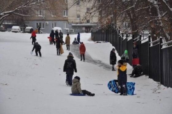 В Уфе дети катались с горки, которая вела прямо в железный забор   По данным Управления гражданской защиты, в городе начались рейды по несанкционированным горкам. Из-за гористого рельефа больше всего случаев в Орджоникидзевском районе.  «Во время рейдов сотрудники выявляют новые опасные места и принимают меры по их устранению. Во время очередного рейда стихийно созданная горка была обнаружена рядом с Центром образования №69», - сообщили в пресс-службе ведомства.  Дети накатали «ледяную трассу» и съезжают по ней вниз на ледянках, управляемых санках «Аргамаках» и картонках. При этом горка ведет прямо к забору из металлических прутьев.  С ребятами провели профилактические беседы и вручили памятки. Горку посыпят песком, а вокруг установят аншлаг о запрете катания.