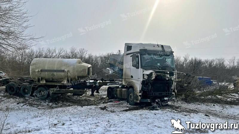 На трассе Каменоломни – Новочеркасск в лобовом столкновении с грузовиком погиб водитель внедорожника  Водитель Шевроле Блейзер на затяжном повороте зацепил обочину, после чего внедорожник выбросило под встречный грузовик Мерседес с кислородными цистернами. После столкновения машины отлетели в кювет, а одна из емкостей с кислородом была повреждена.  В результате ДТП 60-летний водитель Шевроле скончался на месте   Новочеркасск Сегодня   Новости №1 в Ростове  Прислать новость/фото