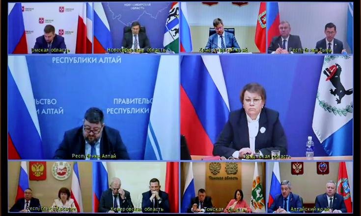 Полпред Президента в СФО Анатолий Серышев сегодня в Новосибирске провёл окружное совещание по подготовке к летней оздоровительной кампании По словам Анатолия Серышева, в 2025 году 6 тысяч оздоровительных лагерей, расположенных на территории регионов Сибири, должны принять около 790 тысяч школьников. Порядка 1,5 миллионов детей планируется занять другими формами досуга – для них сформированы программы занятий в кружках и спортивных секциях, творческих студиях, организованы соревнования и экскурсии. В целом готовность регионов Сибири к старту оздоровительной кампании оценивается позитивно – накоплен значительный опыт проведения мероприятий, осуществляется тесное межведомственное взаимодействие между органами власти и профильными ведомствами. «Главное, что должно быть обеспечено – это безопасность детей», – акцентировал внимание полномочный представитель. До старта летней кампании, необходимо принять меры по устранению нарушений, выявленных контрольно-надзорными органами. Вести. Хакасия Подписаться