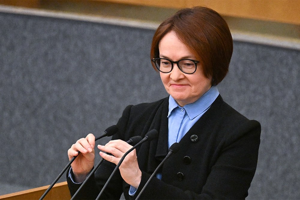 Удорожание рабочей силы является не переходящим фактором, а "долгосрочными реалиями". Об этом заявила в ходе Финансового конгресса Центробанка глава регулятора Эльвира Набиуллина:  Вторая группа сдвигов связана с ускорением роста в отдельных секторах - машиностроении, приборостроении. И приоритеты национальной обороны и технологического суверенитета, они, конечно, потребовали дополнительных значительных ресурсов и перераспределения этих ресурсов внутри экономики  Следствием этого, по словам Набиуллиной, стало изменение ситуации на рынке труда - рабочая сила удорожала.  "Я считаю, что удорожание рабочей силы - это не преходящий фактор, это для нас долгосрочные реалии", - подчеркнула глава Центробанка.