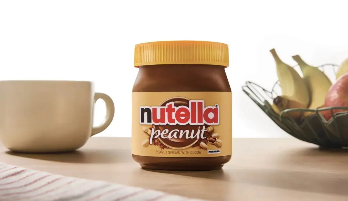 Nutella впервые за 60 лет выпустила новый вкус пасты жареный арахис Её уже продают крупные ритейлеры в США На сайте Walmart например баночка стоит около 5 Оригинальная паста Nutella с добавлением фундука появилась в 1964 году А в апреле 2026 го получила лучшую бесплатную рекламу в истории банка пролетела перед камерой во время трансляции с космического корабля Орион vc ru food 2872242