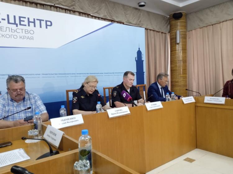 11 тысяч только зарегистрированных потребителей наркотиков живет в Приморском крае. Такие цифры озвучили на пресс-конференции, которая в преддверии Международного дня борьбы с наркоманией и незаконным оборотом наркотиков, прошла в здании правительства Приморского края. «Это обеспечивает спрос на наркотики, а также оказывает негативное влияние на криминальную обстановку в регионе, – отметил начальник управления по контролю за оборотом наркотиков УМВД России по Приморскому краю Сергей Турбин. – Правоохранительными органами за 2024-й год зарегистрировано 3611 преступлений в сфере незаконного оборота наркотиков, что составляет 11 процентов от общего количества зарегистрированных в Приморье преступлений». ПОДРОБНЕЕ