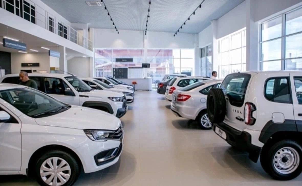 Продажи новых легковушек в Башкирии за год сократились на 19 В Башкирии в январе ноябре 2025 года было продано 34 8 тыс новых легковушек Показатель сократился на 19 3 по сравнению с аналогичным периодом 2024 года подсчитал РБК Уфа на основе данных Минпромторга России Годом ранее за этот же период рынок новых легковых автомобилей в республике составил 43 1 тыс единиц Всего за 11 месяцев в регионе продали 37 6 тыс новых машин Из них 34 8 тыс легковые автомобили 1 9 тыс легковые коммерческие авто 794 грузовика и 142 автобуса В рейтинге регионов по продажам новых транспортных средств Башкирия занимает седьмое место Лидируют Москва Московская область и Санкт Петербург В десятке лидеров также оказались Татарстан Краснодарский край Самарская Нижегородская Свердловская и Ростовская области РБК Уфа в Telegram РБК Уфа в MAX