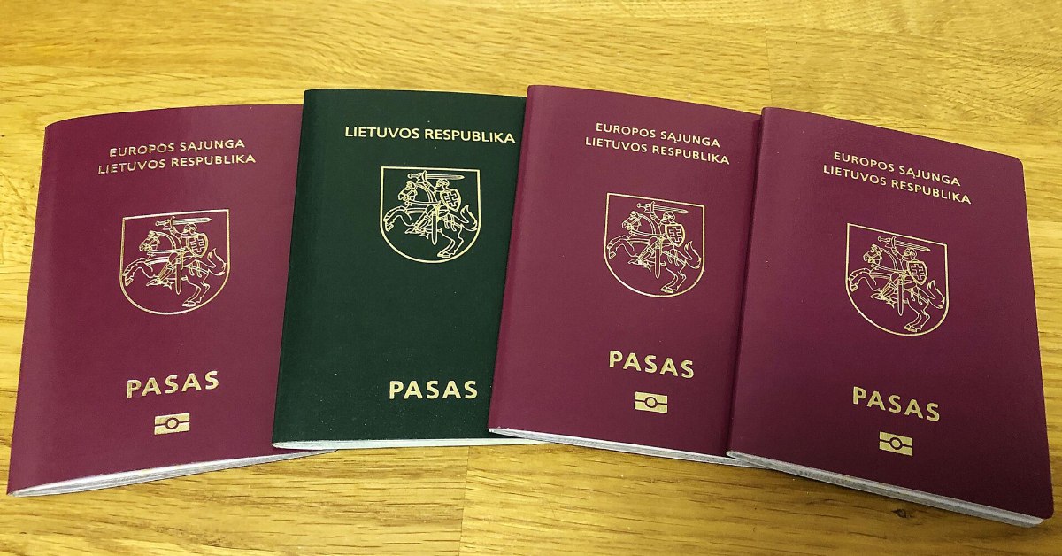 В Литве хотят расширить основания для лишения гражданства Группа депутатов-консерваторов предложила поправки к закону, которые позволят лишать гражданства Литвы обладателей двойного гражданства, если они: Поддерживают иностранное государство, которое считается угрозой для Литвы, ЕС или союзников; Участвуют в действиях такого государства, нарушающих международное право. Таким людям также могут отказать в восстановлении или сохранении гражданства. Сейчас гражданства могут лишиться только иностранцы, получившие его за особые заслуги. Новый законопроект расширяет эти правила. Он пока на рассмотрении в Сейме.