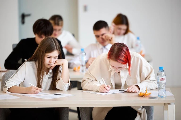 Олимпиада по физике и математике для школьников и студентов прошла в Тольятти Олимпиаду Умники ТБС провели для учеников 9 11 классов и студентов средних специальных учебных заведений Ее организаторами выступили компания Транспорт будущего и ТГУ Участие в олимпиаде приняли 260 талантливых ребят из школ 10 13 41 57 и 77 индустриально педагогического колледжа машиностроительного колледжа колледжа управления и экономики социально экономического колледжа а также колледжа сервисных технологий и предпринимательства Имена победителей олимпиады станут известны через неделю Их пригласят на площадку по производству беспилотников где проведут экскурсию и вручат ценные призы   Подпишись на truekpru63 Мы в MAX
