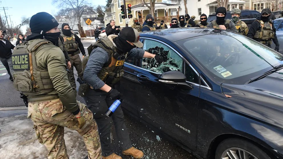 У агентов ICE заканчиваются деньги Министерству внутренней безопасности США ответственному за спорные рейды таможенной и депортационной службы ICE грозит нехватка средств демократы в Сенате отказывают в необходимых голосах за выделение дальнейшего финансирования Для президента Дональда Трампа эта бюджетная дыра чувствительный удар Частичный шатдаун приведёт к остановке работы в отдельных подразделениях Министерства Оппозиция в Сенате обвиняет Белый дом в том что в службе ICE Immigration and Customs Enforcement не проведено никаких реформ и ужесточения правил для сотрудников Её рейды уже несколько месяцев вызывают повсеместное возмущение сотрудники в масках затаскивают мигрантов прямо на улице в автомобили сцены которые миллионами распространяются в социальных сетях После гибели граждан США Рене Гуд и Алекса Претти в Миннеаполисе недовольство достигло точки кипения Тысячи американцев вышли на протесты сначала в Миннесоте затем в других штатах Демократы требуют контроля над ICE в том числе введения обязательных нательных видеокамер для сотрудников и запрета масок во время рейдов Однако республиканцы сопротивляются В состав Министерства внутренней безопасности помимо ICE входит ещё множество служб Под его крышей работают агентство по чрезвычайным ситуациям Fema береговая охрана пограничная служба CBP а также управление транспортной безопасности TSA которое контролирует пассажиров и багаж в аэропортах Если Сенат будет отказываться выделять финансирование и дальше денег может лишиться не только ICE Примечательно что именно спорные рейды этой службы вероятно пока продолжатся ICE ещё располагает специальными средствами выделенными её ранее BILD Russian