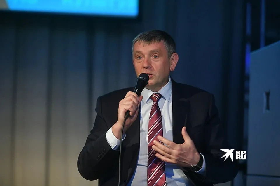 Экс ректор УрФУ Виктор Кокшаров покинул должность президента вуза После назначения на пост ректора Илья Обабкова в 2026 году контракты проректоров и президента УрФУ были автоматически прекращены объяснили в пресс службе университета В связи с этим принято решение Виктор Кокшаров пока находится на позиции советника ректора Опыт многолетнего руководителя вуза должен быть максимально полезным в решении новых задач стоящих перед университетом   Подпишись на КП Екатеринбург Мы в Max